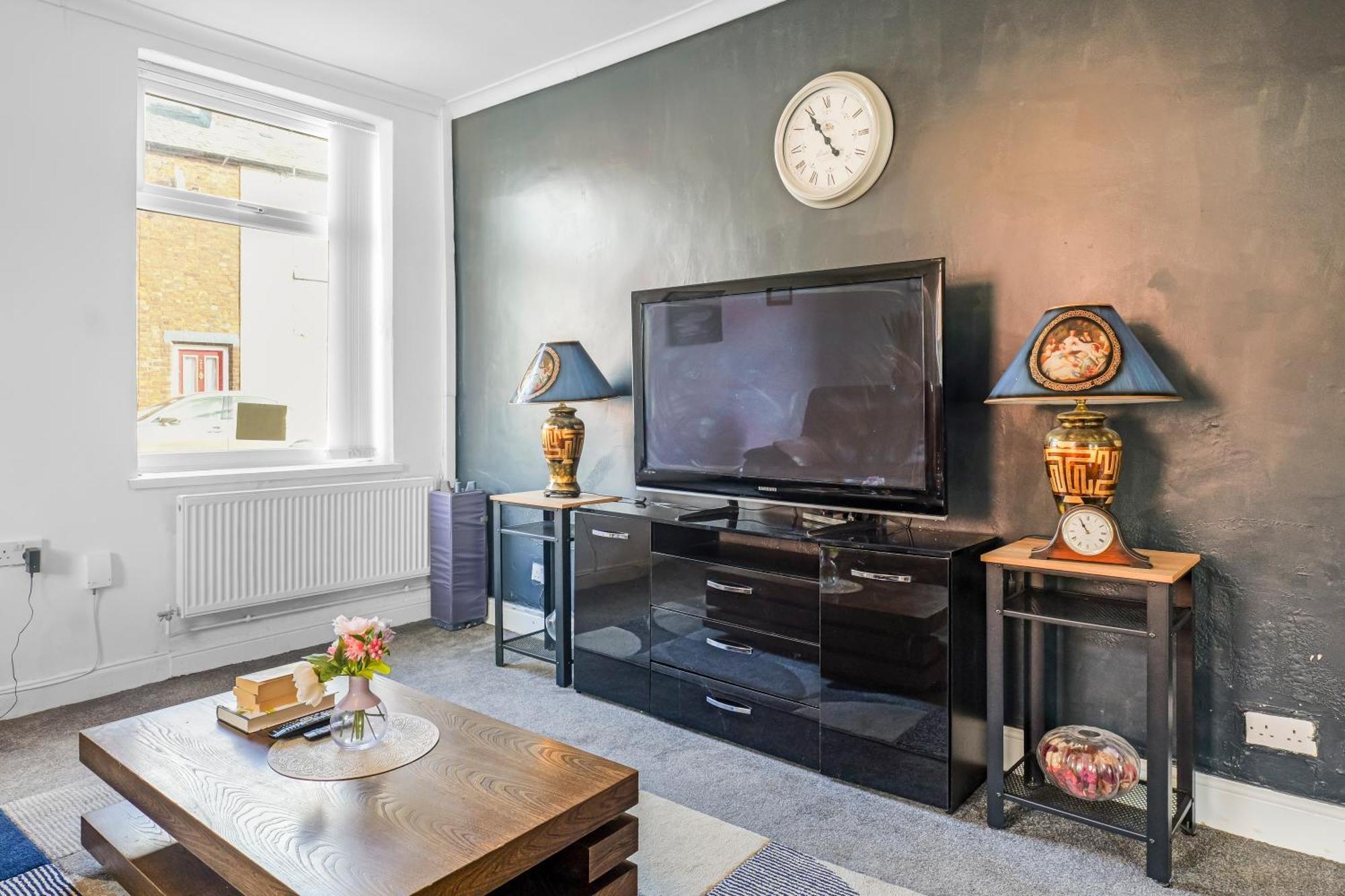 Rochdale 3 Bedroom House 2 Bath With Free Parking Sleeps 7 Bagian luar foto