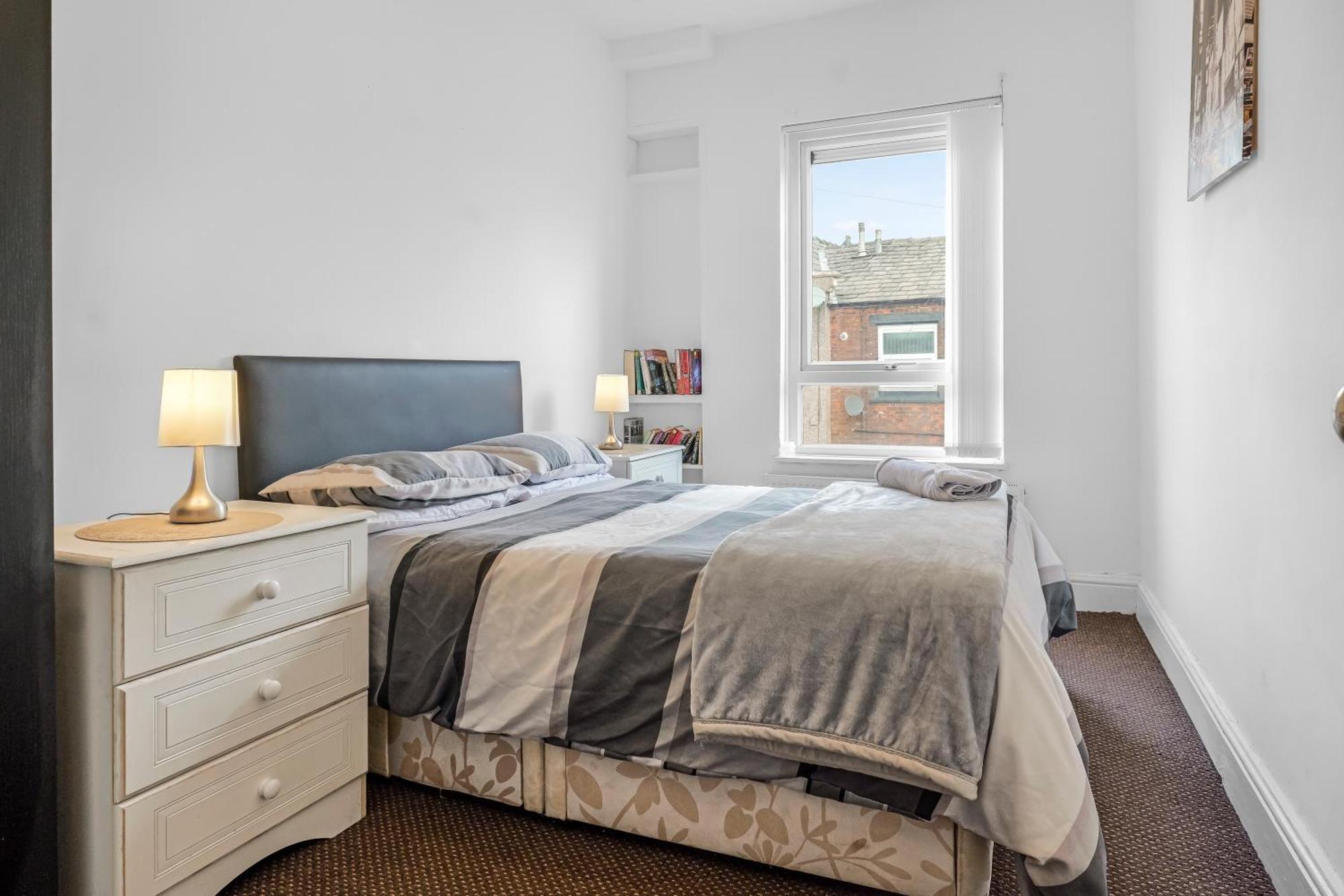Rochdale 3 Bedroom House 2 Bath With Free Parking Sleeps 7 Bagian luar foto