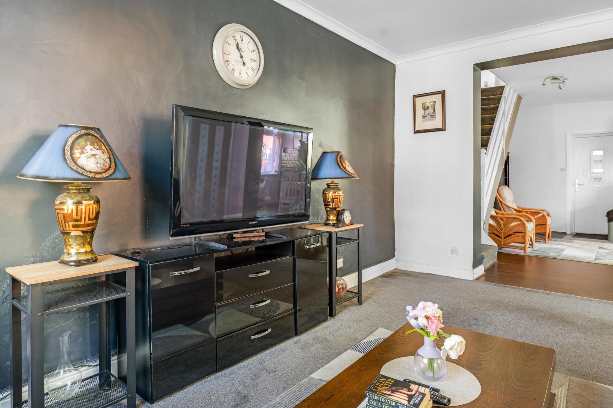 Rochdale 3 Bedroom House 2 Bath With Free Parking Sleeps 7 Bagian luar foto