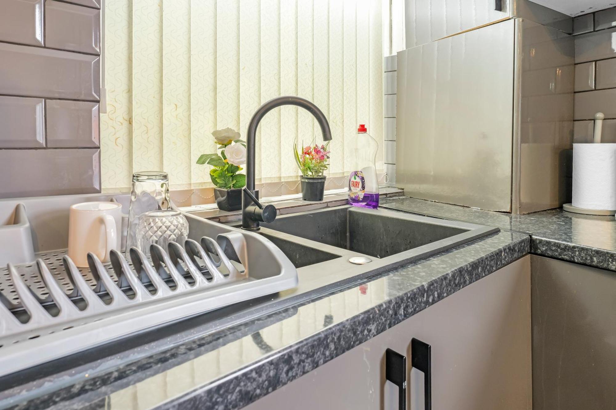 Rochdale 3 Bedroom House 2 Bath With Free Parking Sleeps 7 Bagian luar foto