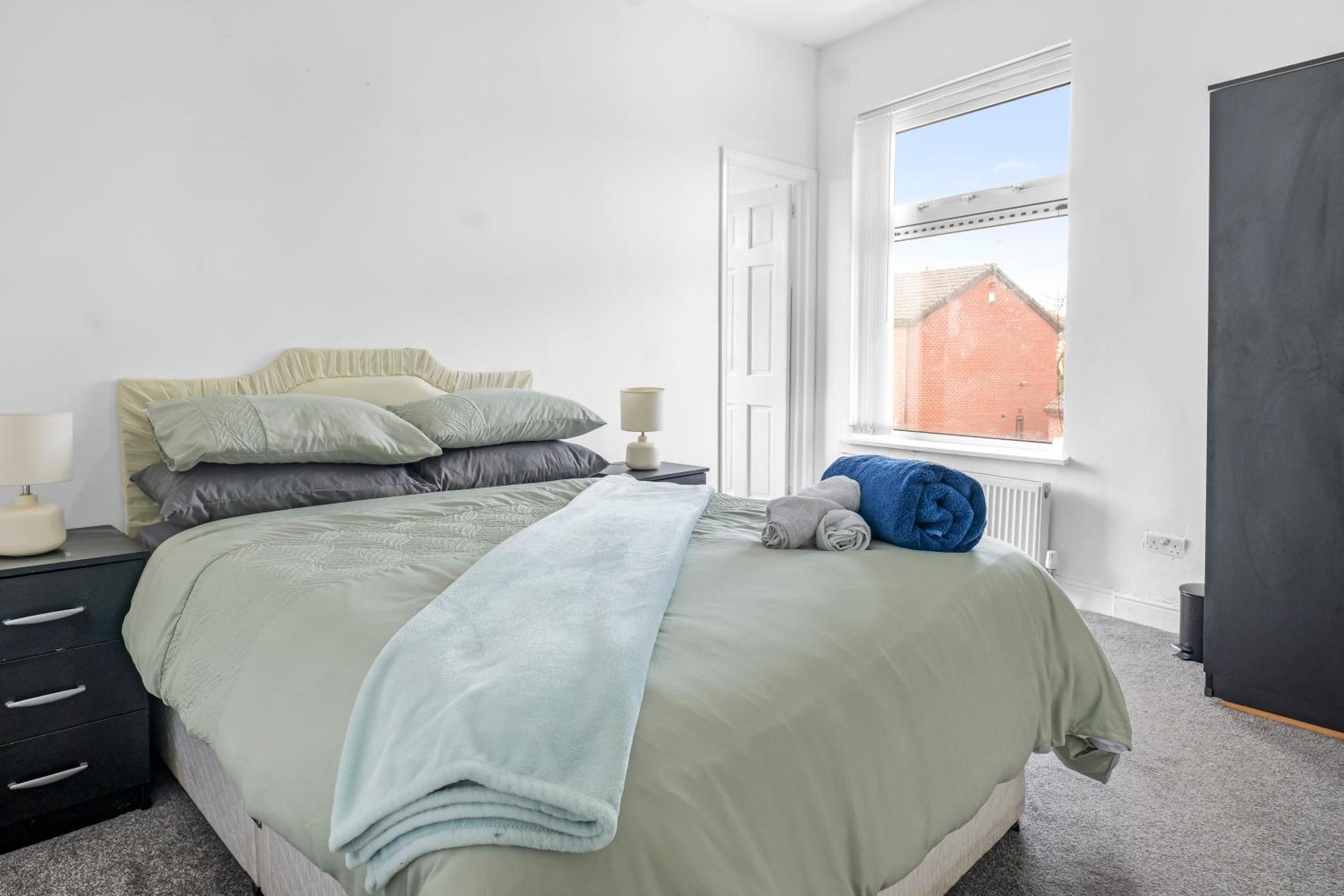 Rochdale 3 Bedroom House 2 Bath With Free Parking Sleeps 7 Bagian luar foto