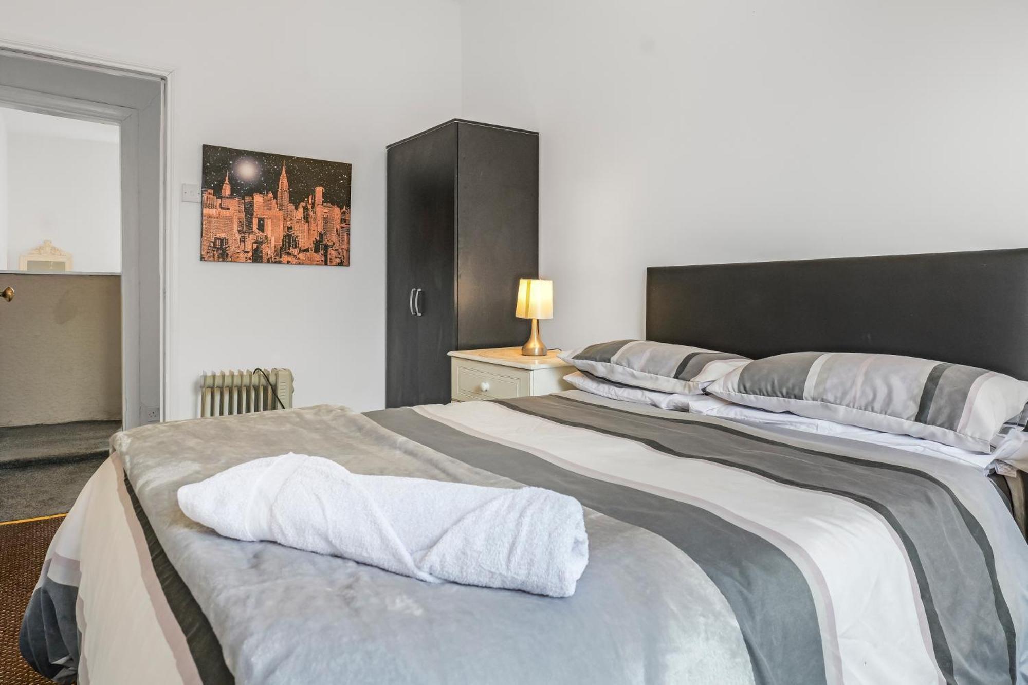 Rochdale 3 Bedroom House 2 Bath With Free Parking Sleeps 7 Bagian luar foto