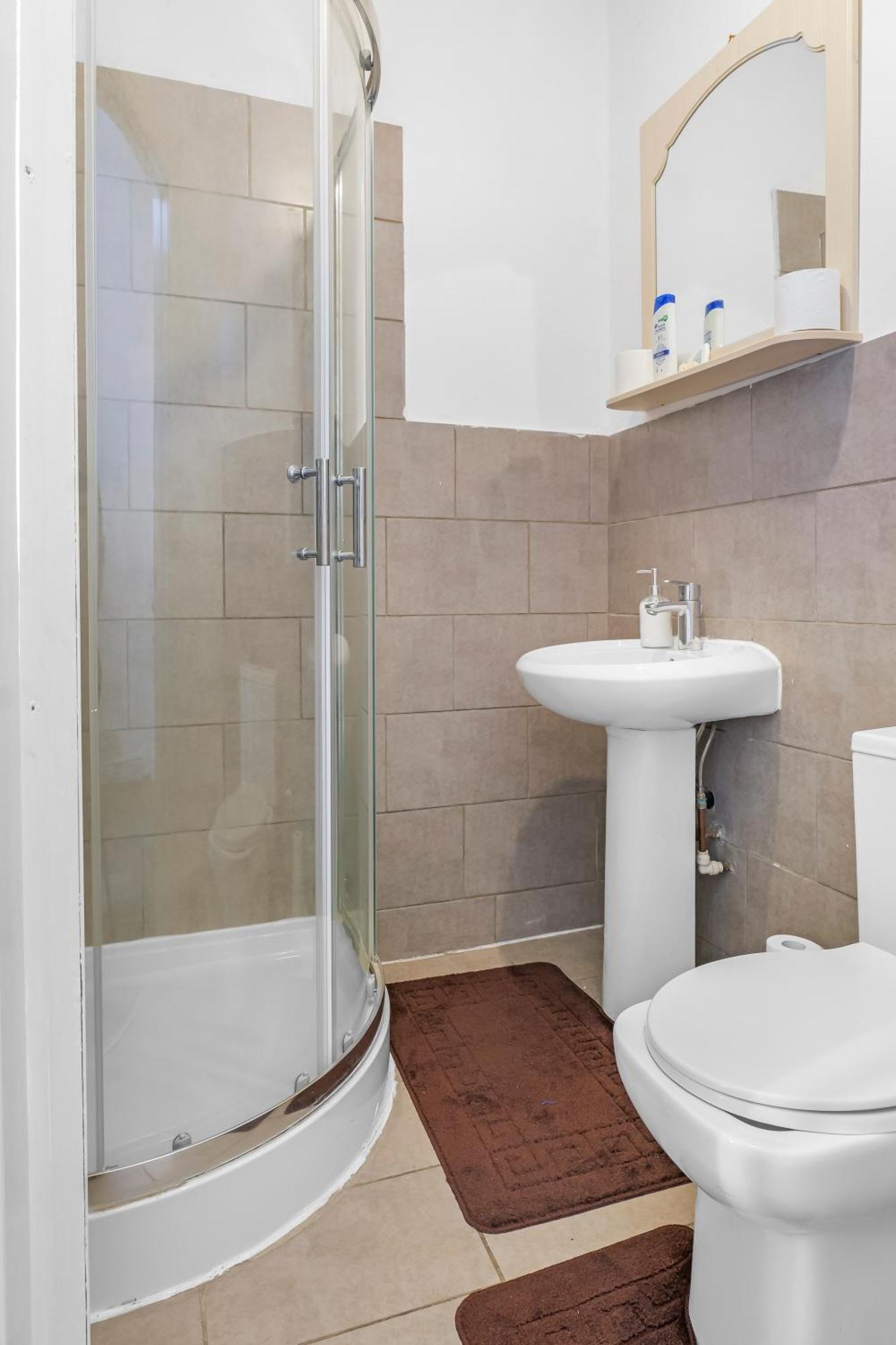 Rochdale 3 Bedroom House 2 Bath With Free Parking Sleeps 7 Bagian luar foto
