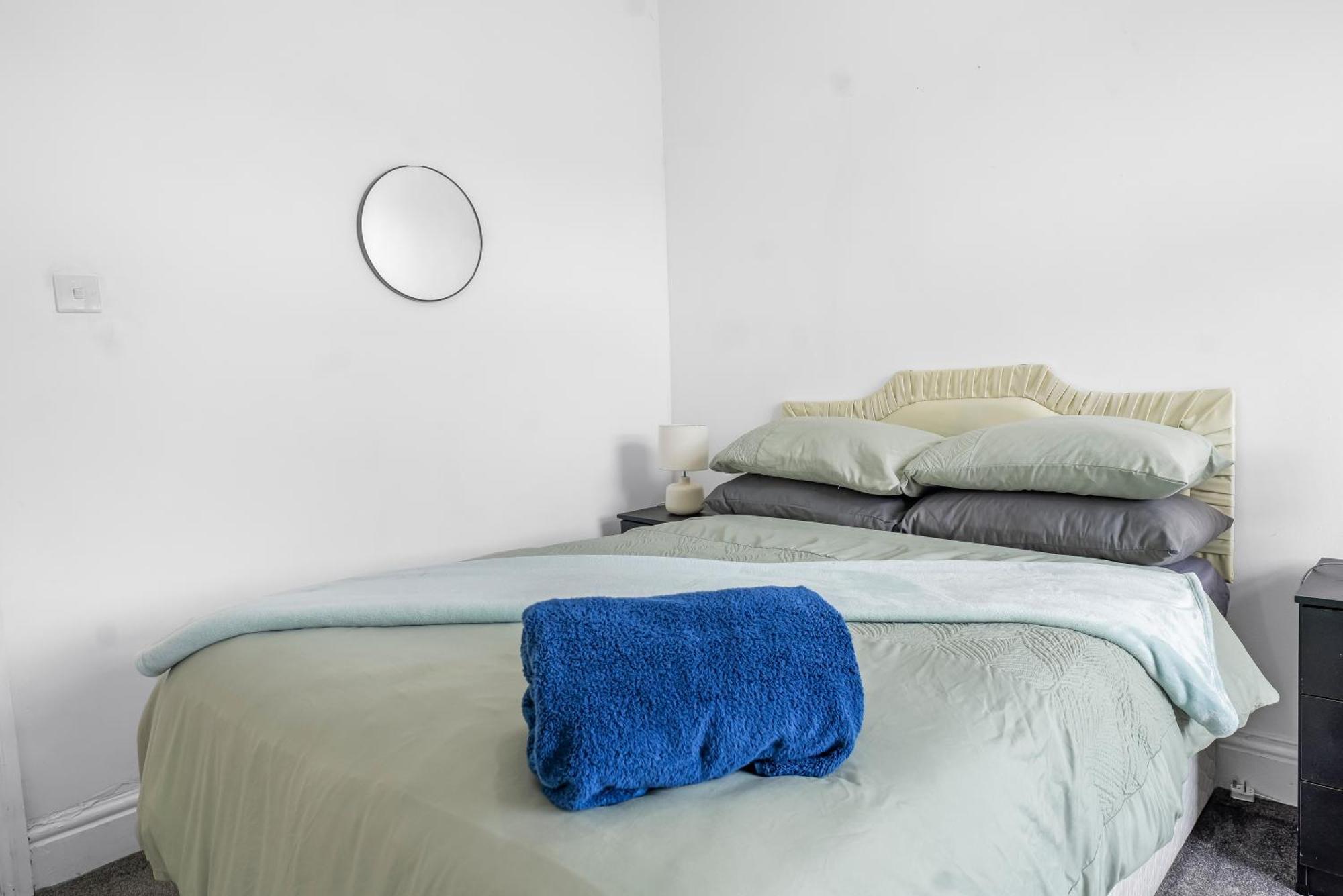 Rochdale 3 Bedroom House 2 Bath With Free Parking Sleeps 7 Bagian luar foto