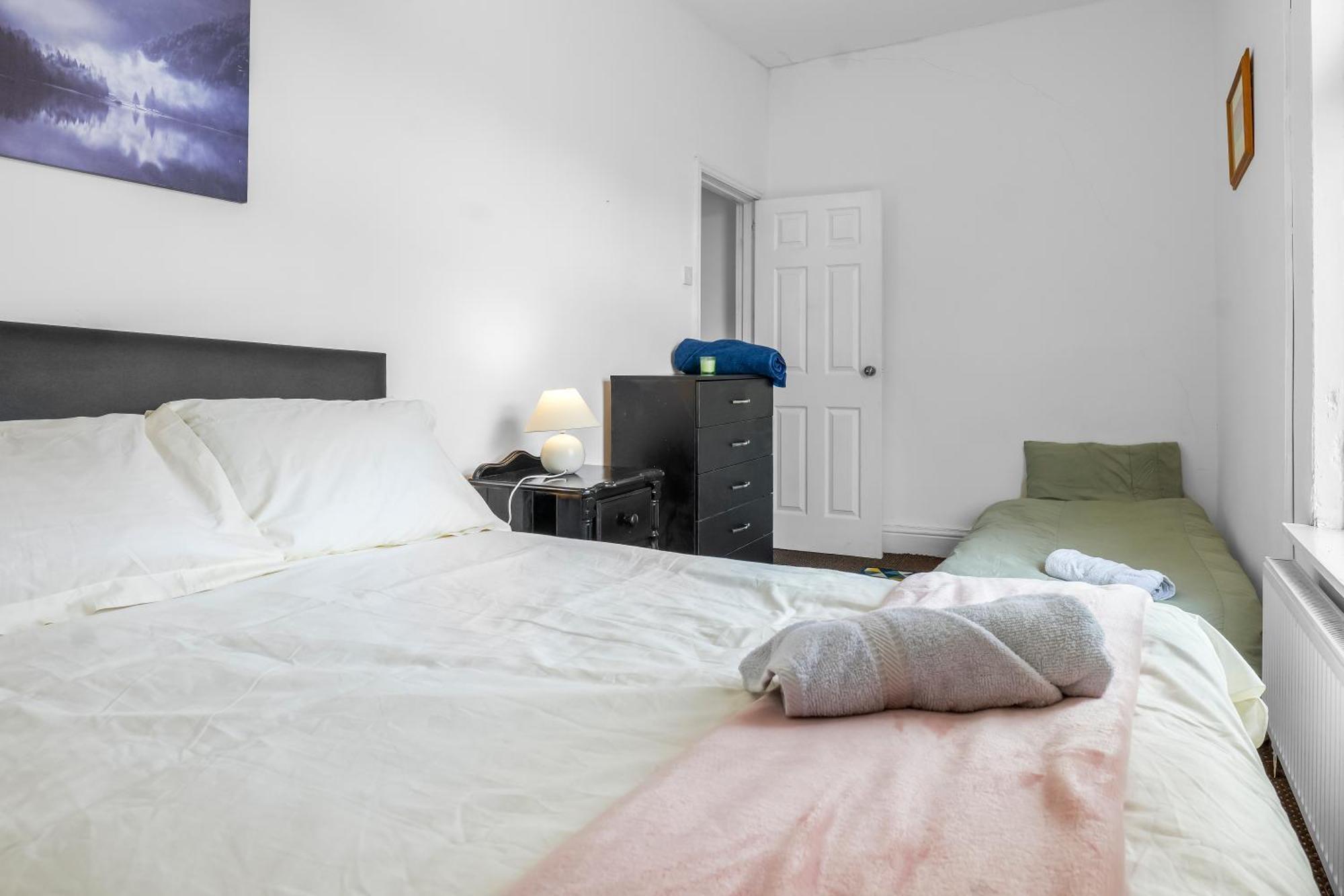 Rochdale 3 Bedroom House 2 Bath With Free Parking Sleeps 7 Bagian luar foto