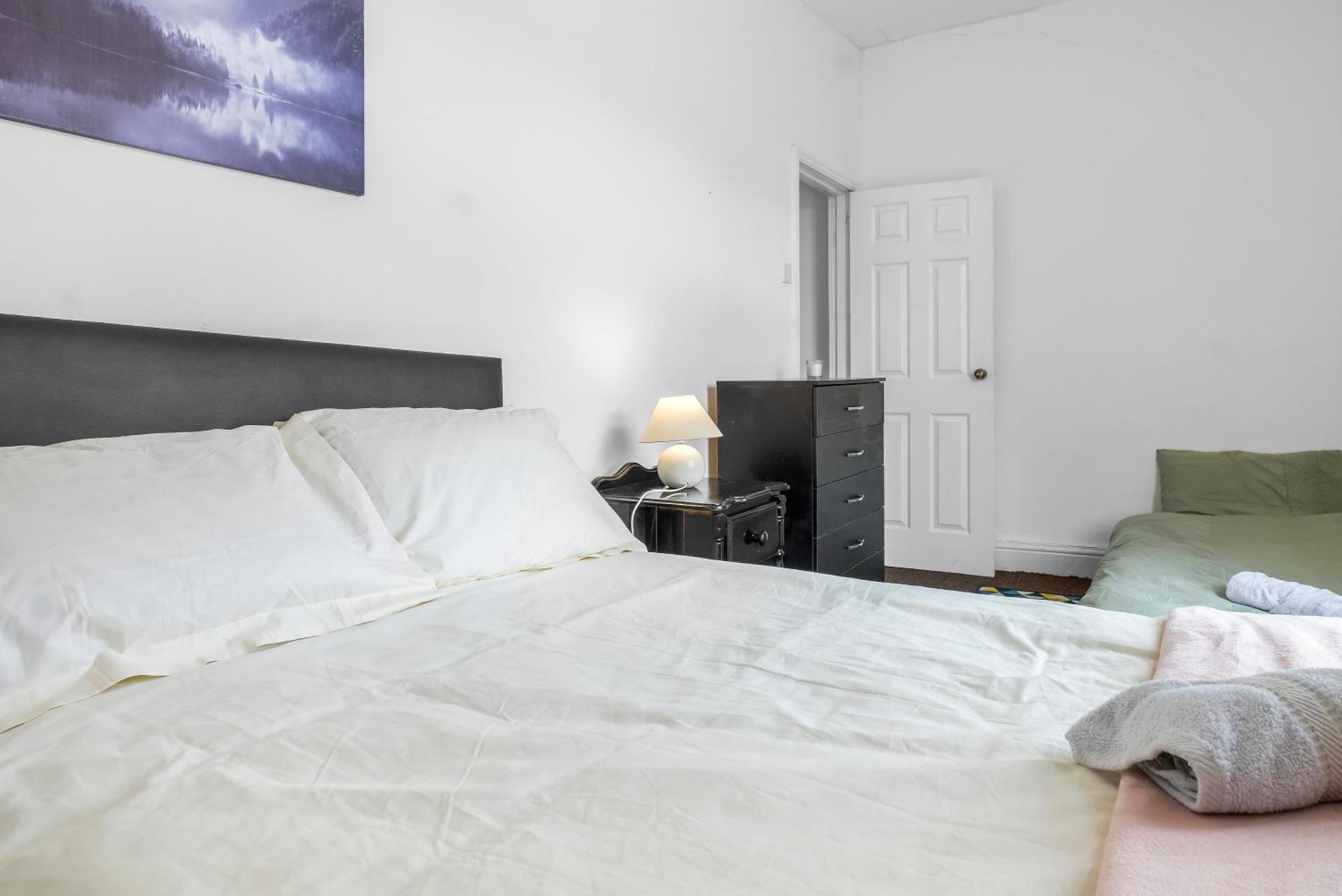 Rochdale 3 Bedroom House 2 Bath With Free Parking Sleeps 7 Bagian luar foto