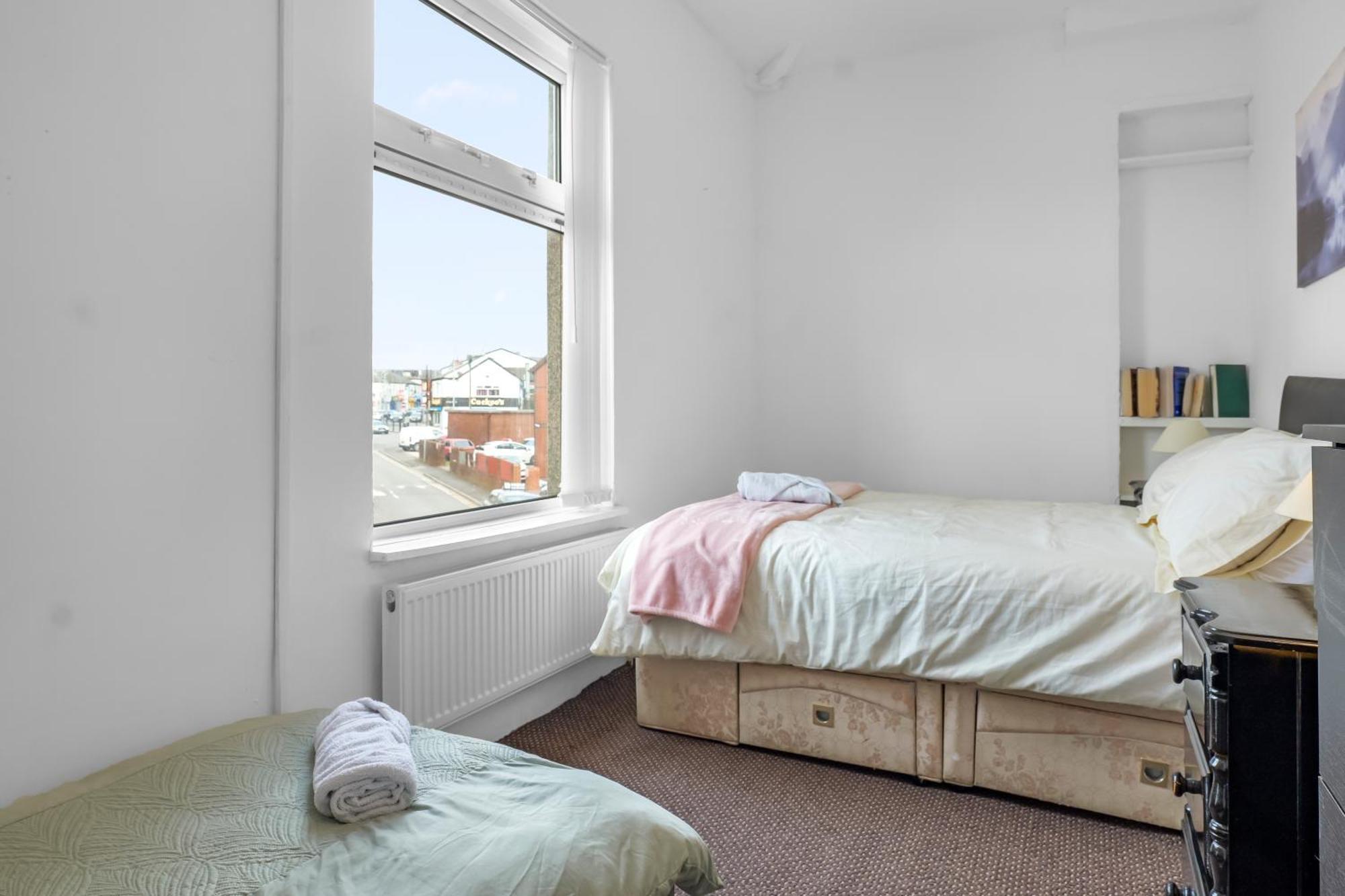 Rochdale 3 Bedroom House 2 Bath With Free Parking Sleeps 7 Bagian luar foto